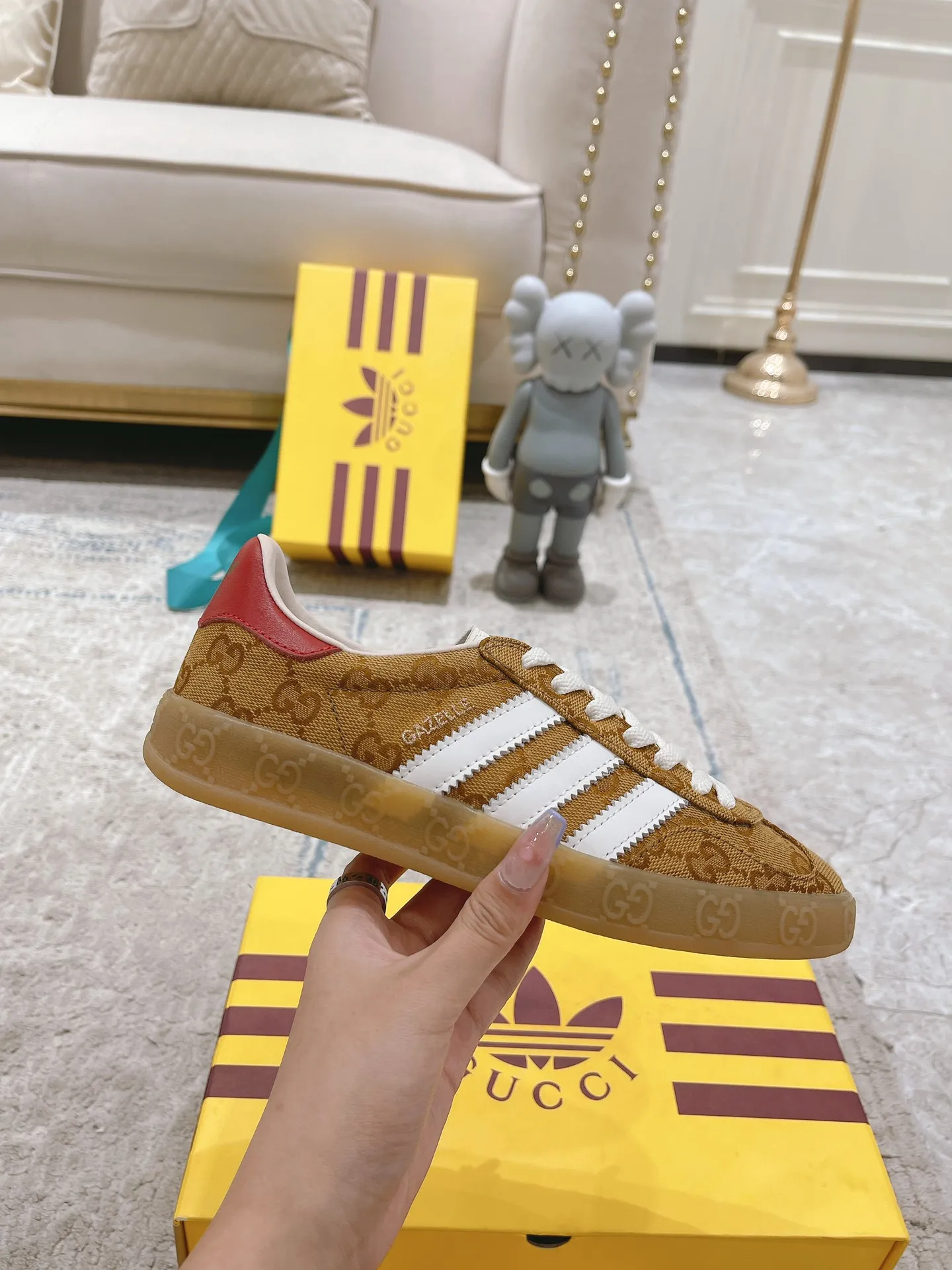 👟👟Ex-factory price 480👟👟 Gucci Adida S Gucci clover co-branded Italian 2022 Fashion Week catwalk model Dexun shoes casual shoes exclusive first release #Correct splicing co-branded shoe box with shoelaces included Synchronous counter #Gucci/Adida splicing cloth dust bag #Integration of two luxury brand elements T👟👟Ex-factory price U soft bottom The original version is the same. Size: 35-40 for women and 39-45 for men.